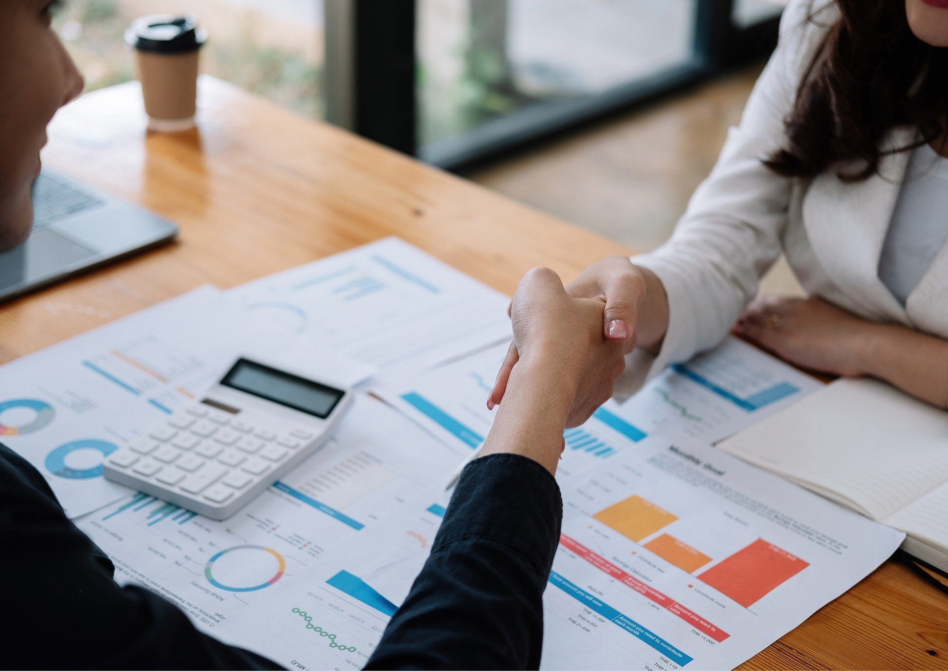 Illustration conditions générales de vente, personnes se serrant la main au dessus d'un bureau